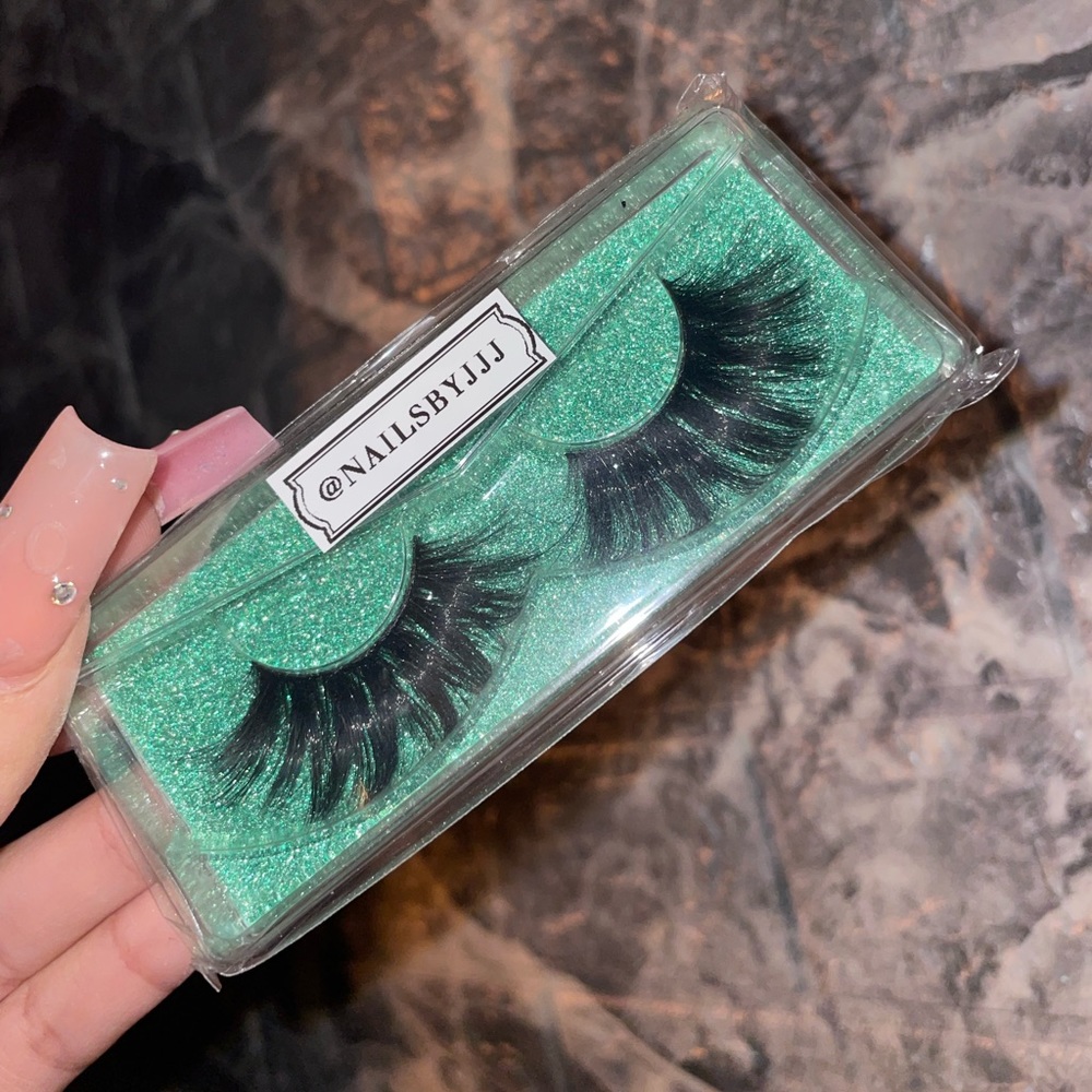 Mega Volume Lashes